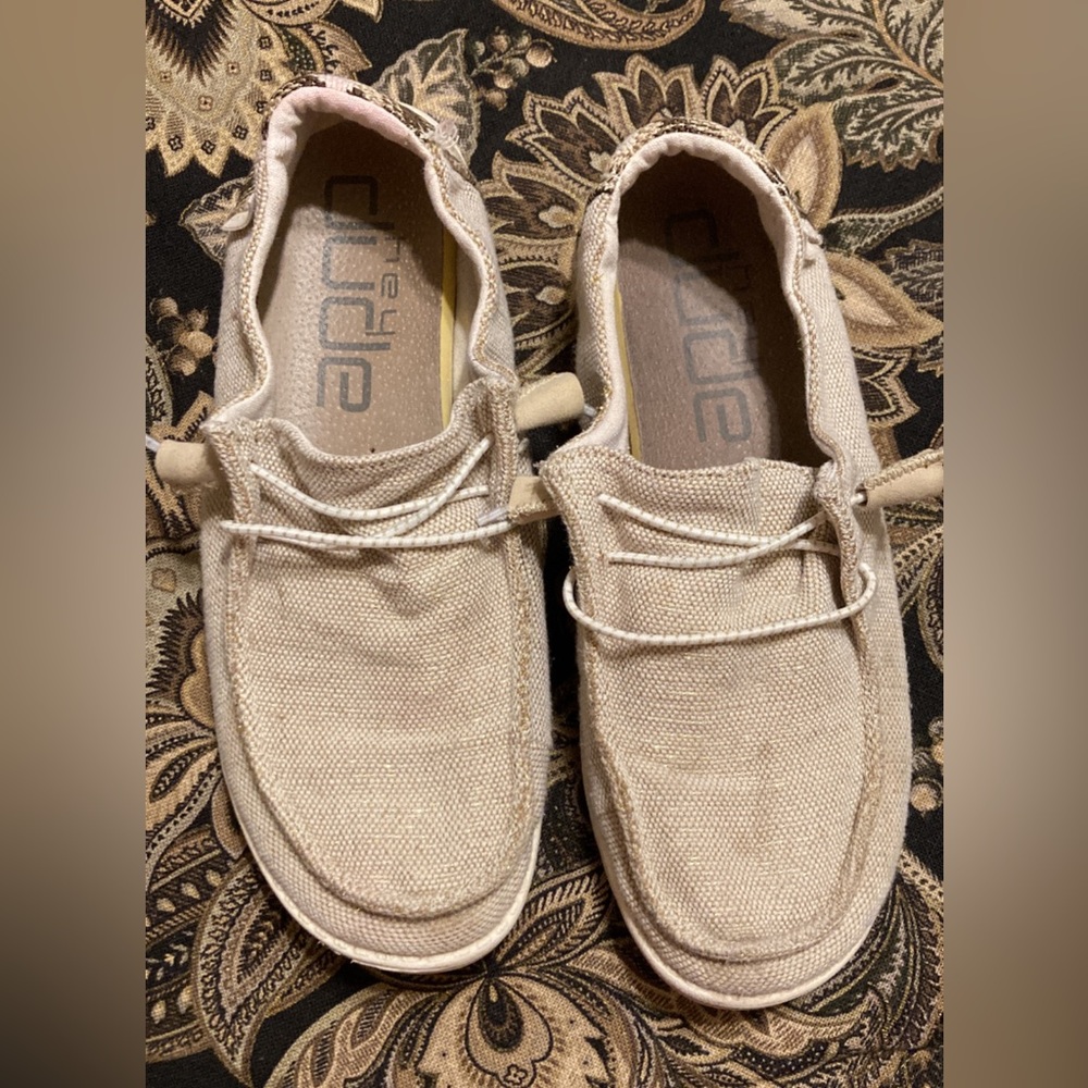 Good used condition. Size 9.